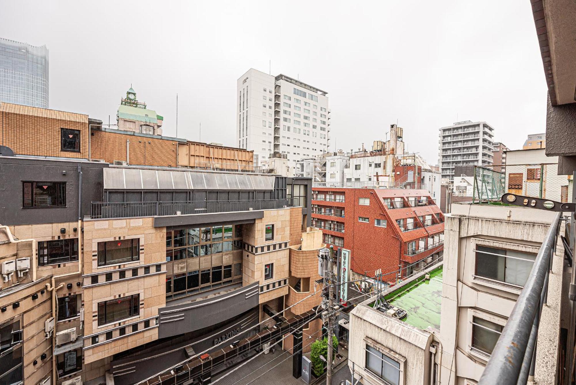 Within Easy Reach Of Shinjuku Bustling District 4 Minutes Walk From Nearest Station 2 Room Apartment With Lift Suitable For Families And Groups — Photos 3