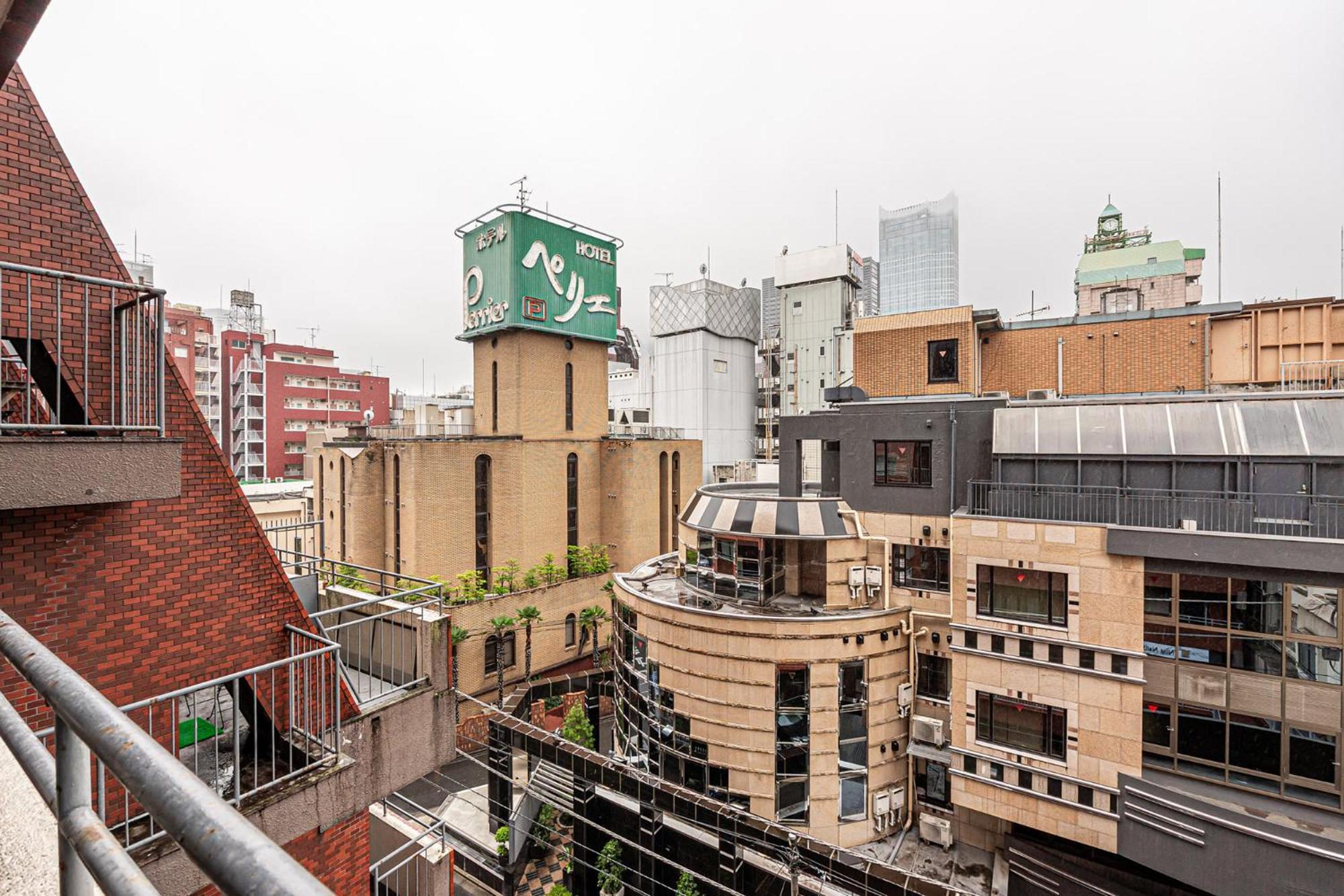 Within Easy Reach Of Shinjuku Bustling District 4 Minutes Walk From Nearest Station 2 Room Apartment With Lift Suitable For Families And Groups — Photos 2